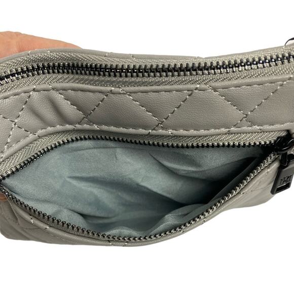 BADGLEY MISCHKA STUDIO Women's Quilted~Logo Vegan Leather Wristlet Grey NEW - Picture 3 of 6